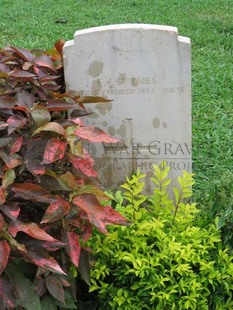 TRINCOMALEE WAR CEMETERY - HOLMES, F J